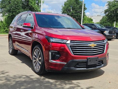 Used 2023 Chevrolet Traverse Premier image 2