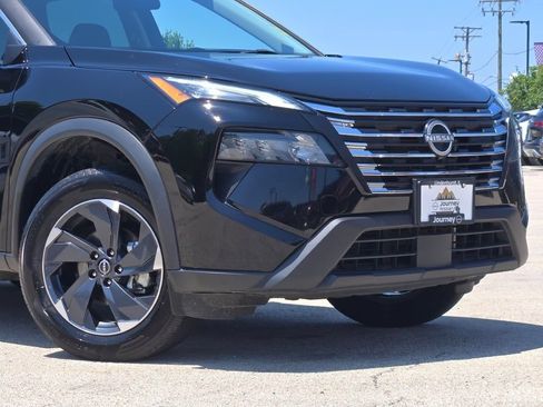 Used 2024 Nissan Rogue SV AWD/4WD image 2