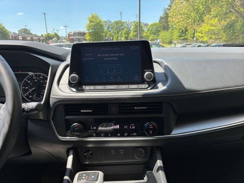 Used 2025 Nissan Rogue SV FWD image 18