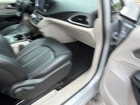 Used 2024 Chrysler Pacifica Touring-L FWD image 19
