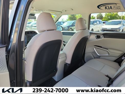 Certified 2025 Kia Soul LX w/ LX Technology Package FWD image 12