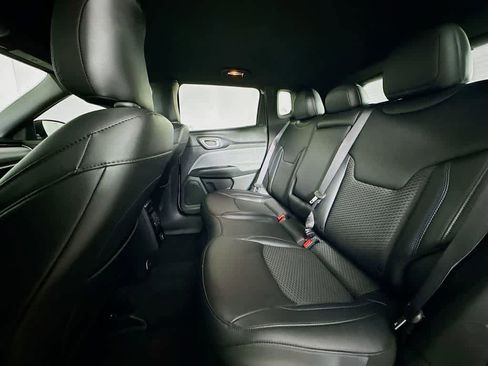 Used 2024 Jeep Compass Latitude image 14