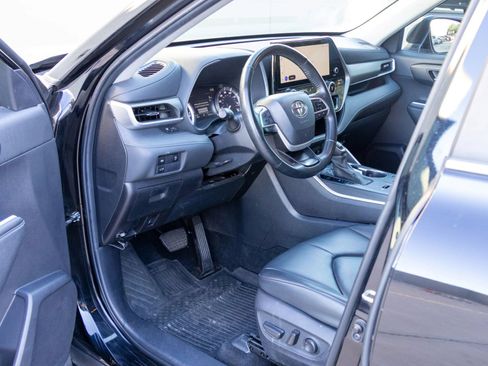 Used 2024 Toyota Highlander XLE FWD image 8