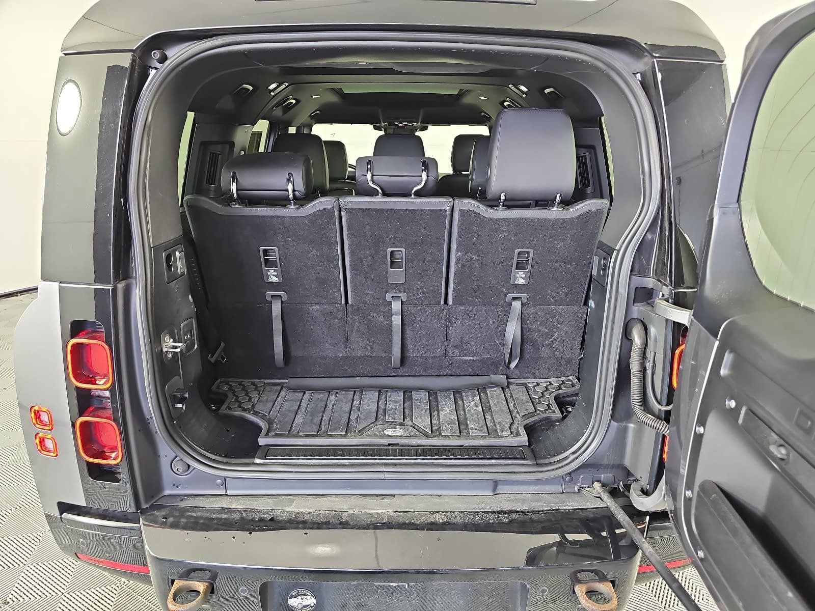 Used 2023 Land Rover Defender 130 X-Dynamic SE AWD/4WD image 10