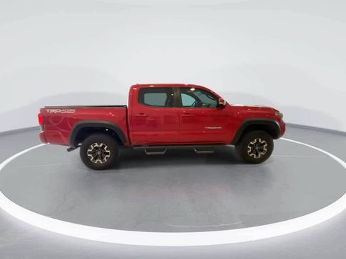 Used 2018 Toyota Tacoma TRD Off-Road AWD/4WD image 9