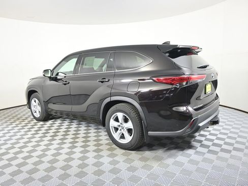 Used 2020 Toyota Highlander LE AWD/4WD image 4