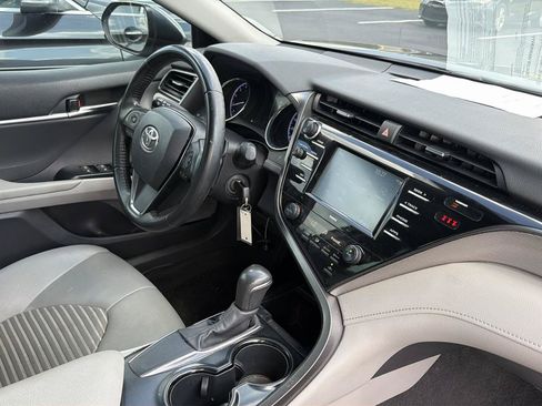 Used 2020 Toyota Camry SE FWD image 7
