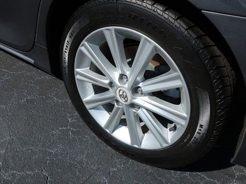 Used 2012 Toyota Camry XLE w/ Leather Pkg image 36