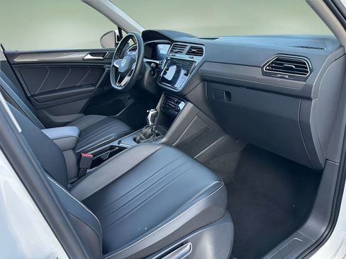 Used 2024 Volkswagen Tiguan SE image 11