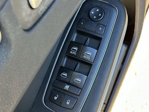 Used 2017 Chrysler 300 Limited image 13