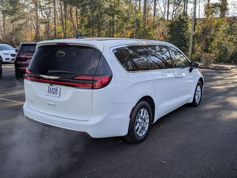 New 2026 Chrysler Pacifica Select image 5