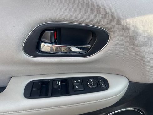 Used 2018 Honda HR-V EX image 10