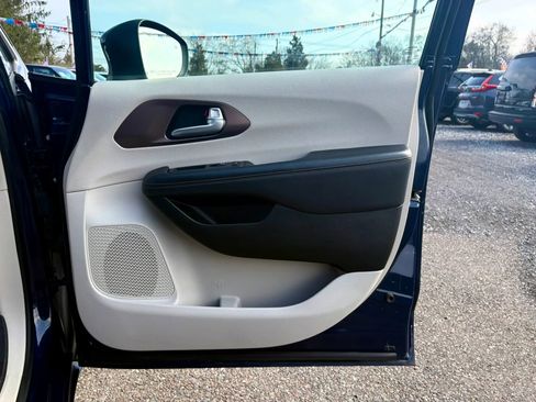 Used 2018 Chrysler Pacifica LX image 12