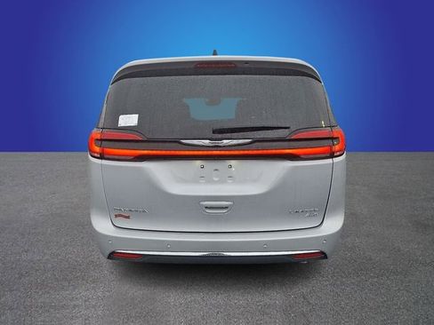 Used 2023 Chrysler Pacifica Limited w/ Uconnect Theater Family Group AWD/4WD image 5