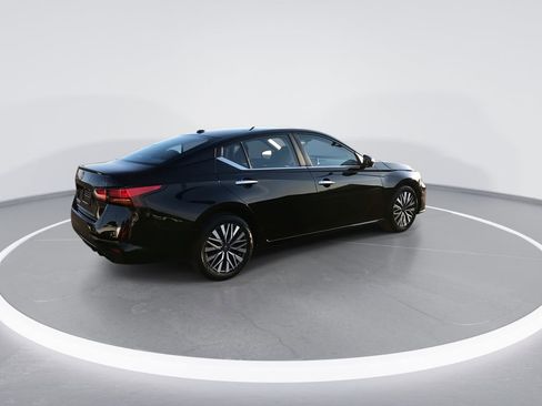 Used 2024 Nissan Altima 2.5 SV FWD image 8