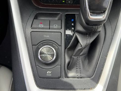 Used 2020 Toyota RAV4 Limited AWD/4WD image 23