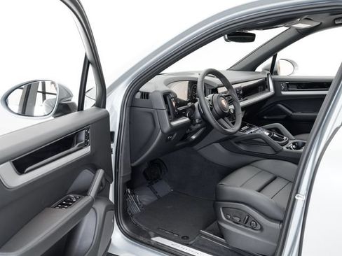 Certified 2025 Porsche Cayenne AWD/4WD image 7