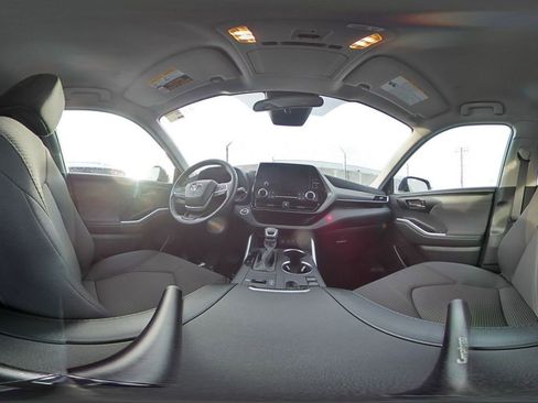 Used 2025 Toyota Highlander LE image 45