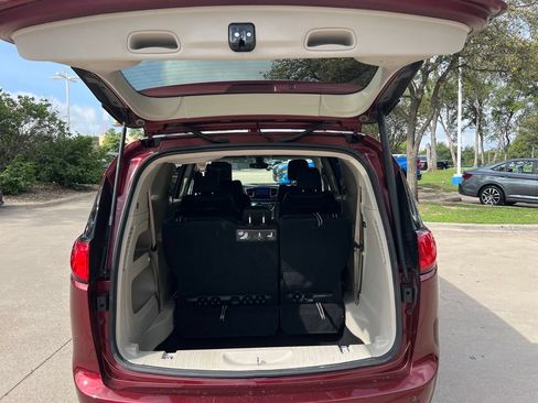 Used 2017 Chrysler Pacifica Touring-L Plus FWD image 22