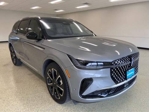 Used 2024 Lincoln Nautilus Reserve image 3