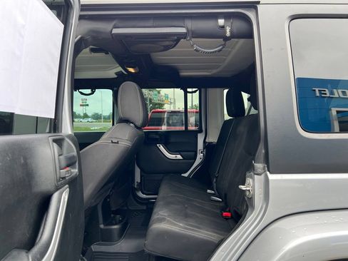 Used 2018 Jeep Wrangler Unlimited Sahara AWD/4WD image 16
