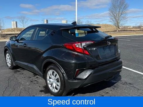 Used 2022 Toyota C-HR XLE image 3