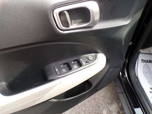 Used 2025 Hyundai Venue SEL FWD image 23