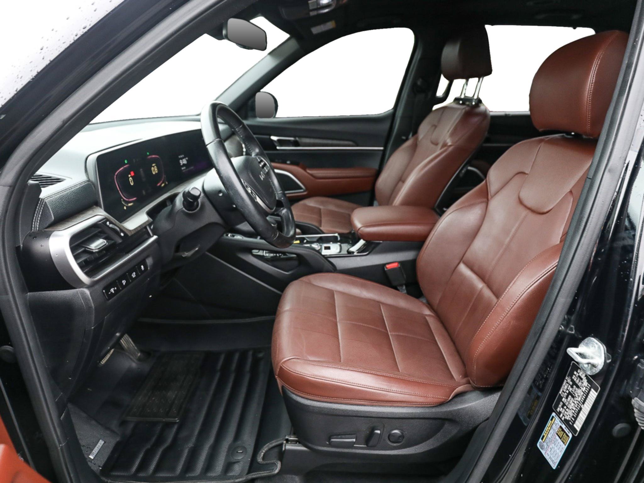 Used 2024 Kia Telluride EX w/ EX Captain's Chair Package FWD image 12