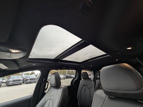 New 2026 Chrysler Pacifica Limited w/ S Appearance Package image 3