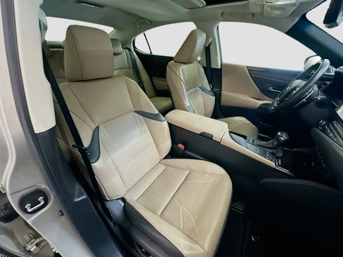 Used 2020 Lexus ES 300h w/ Accessory Package 2 FWD image 34