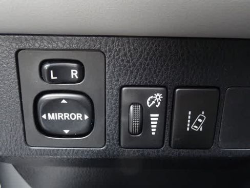 Used 2018 Toyota RAV4 Limited AWD/4WD image 10