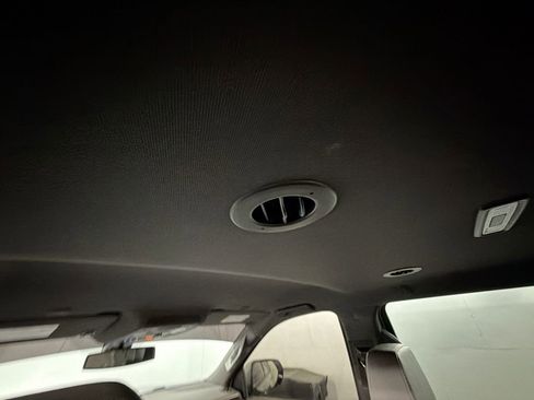 Used 2022 Chevrolet Suburban Z71 w/ Luxury Package image 20