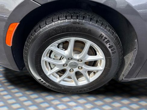 Used 2023 Chrysler Pacifica Touring-L FWD image 11