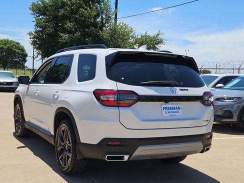 New 2025 Honda Pilot Touring image 7