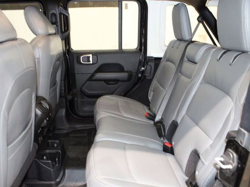 Used 2019 Jeep Wrangler Unlimited Sahara image 9