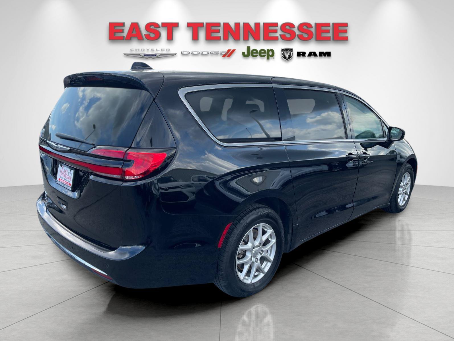 Used 2024 Chrysler Pacifica Touring-L FWD image 3