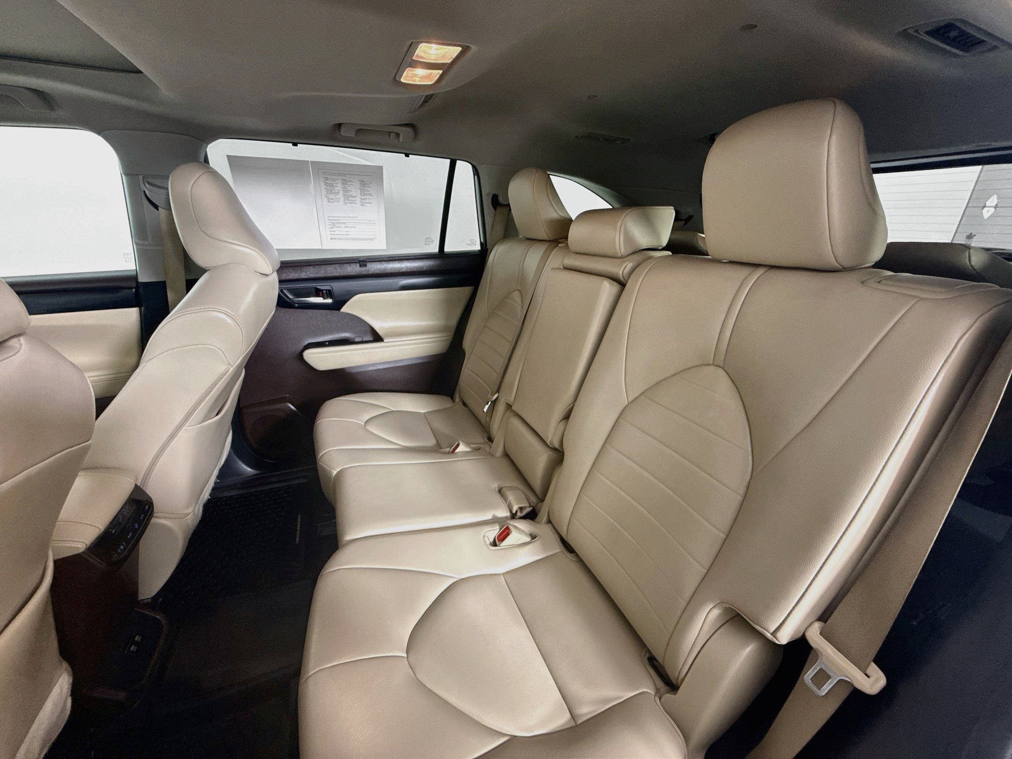 Used 2021 Toyota Highlander XLE AWD/4WD image 26