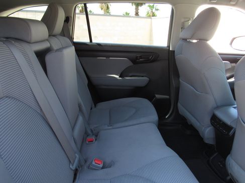 Used 2023 Toyota Highlander LE FWD image 11
