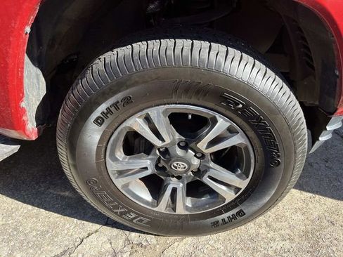 Used 2018 Toyota Tacoma TRD Sport image 4