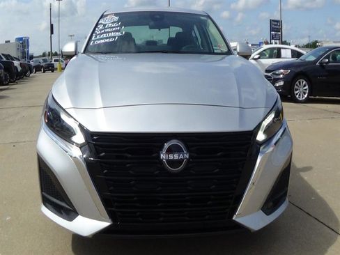 Used 2024 Nissan Altima 2.5 SV image 3