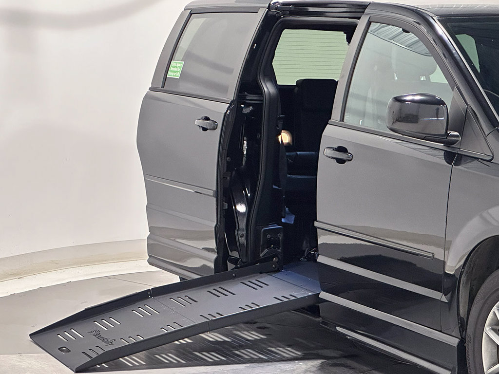 Used 2014 Dodge Grand Caravan R/T w/ Trailer Tow Group FWD image 28