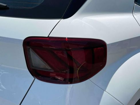 Used 2025 Hyundai Venue Limited FWD image 16