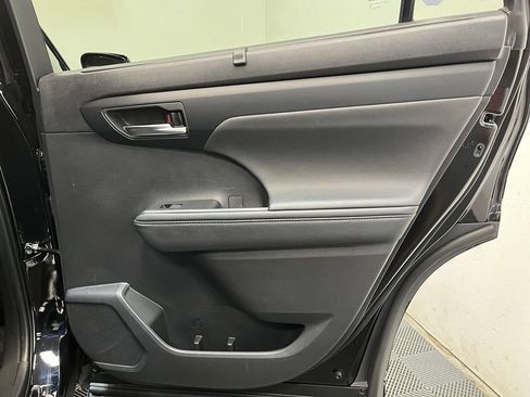 Used 2023 Toyota Highlander XLE AWD/4WD image 18