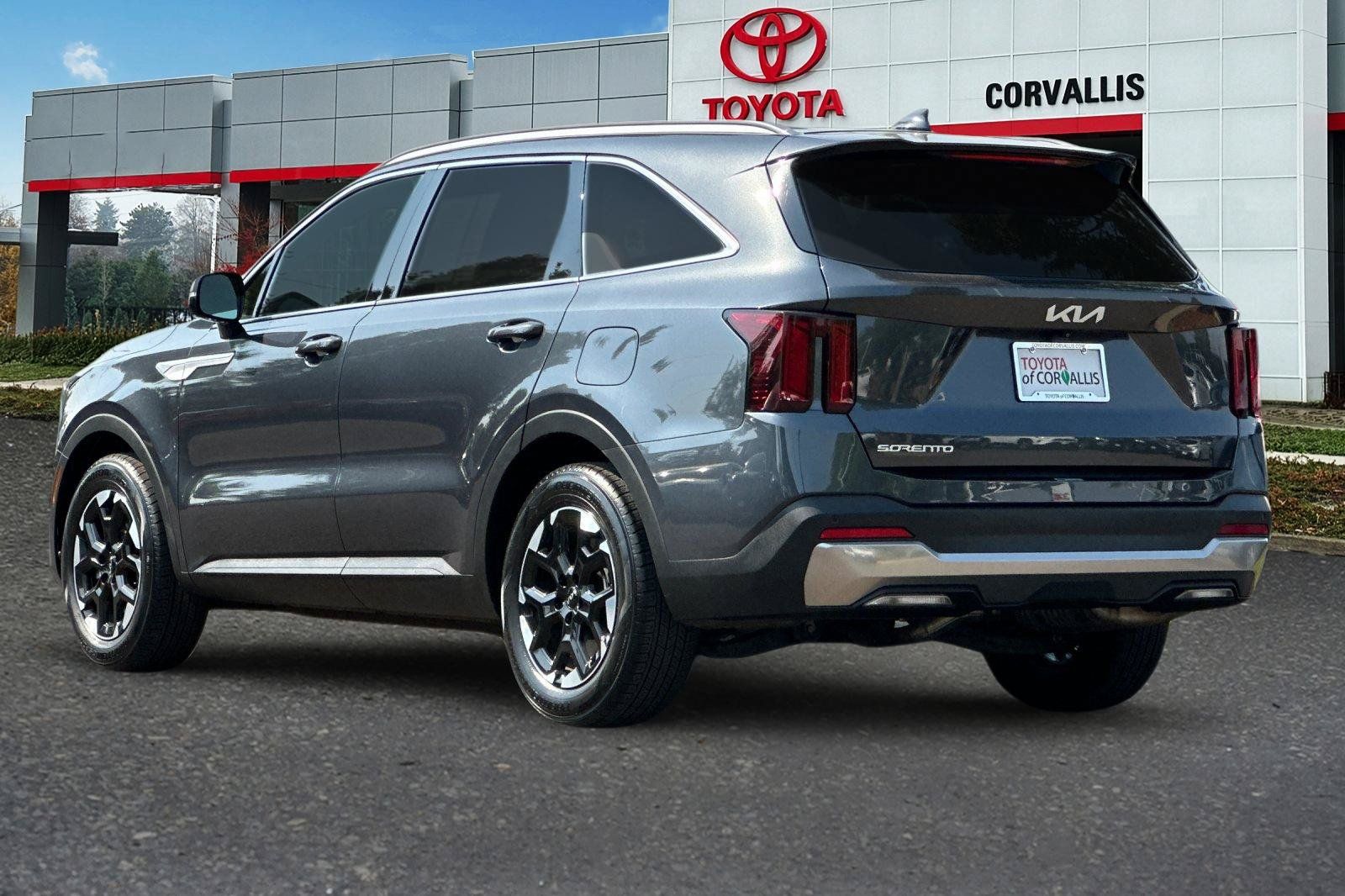Used 2024 Kia Sorento S FWD image 6