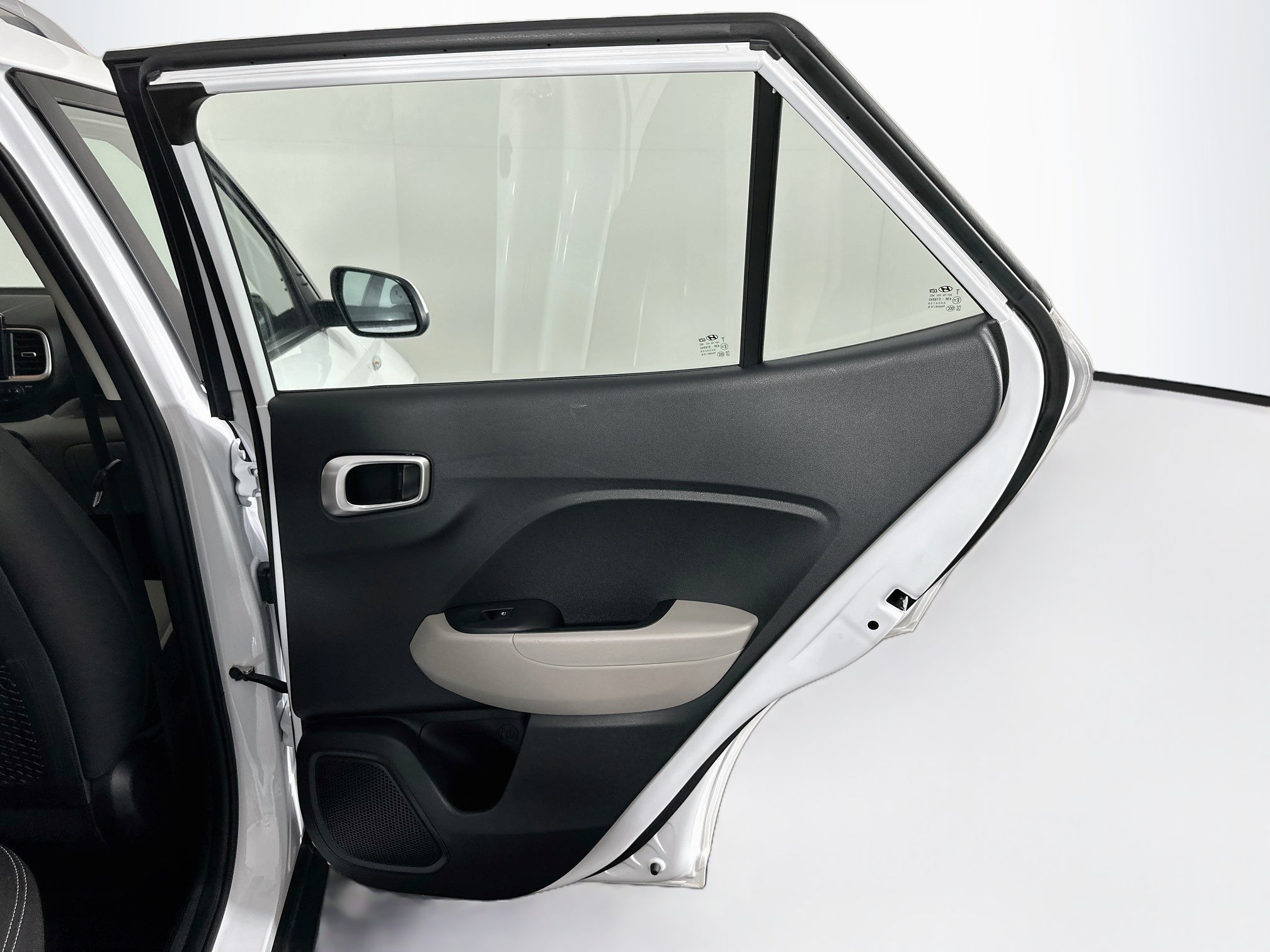 Used 2025 Hyundai Venue SEL FWD image 29