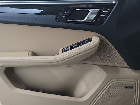 Certified 2025 Porsche Macan image 22