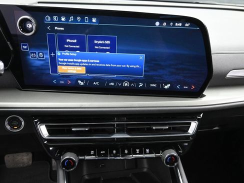 Used 2025 Chevrolet Traverse LT image 17