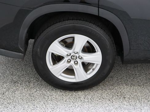Used 2021 Toyota Highlander LE FWD image 6