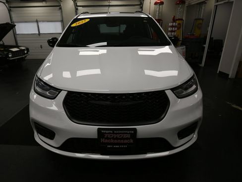 Used 2025 Chrysler Pacifica Limited FWD image 2