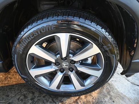 Used 2025 Honda Pilot Touring image 11